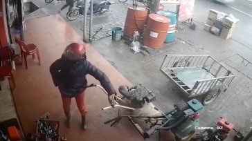 Γυναίκα βάζει μπροστά μια φρέζα χωρίς λόγο