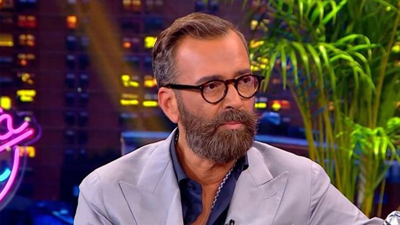 Ο Άγγελος Μπράτης στον Γρηγόρη Αρναούτογλου – «Το GNTM μου έφερε και καινούργιες πελάτισσες»