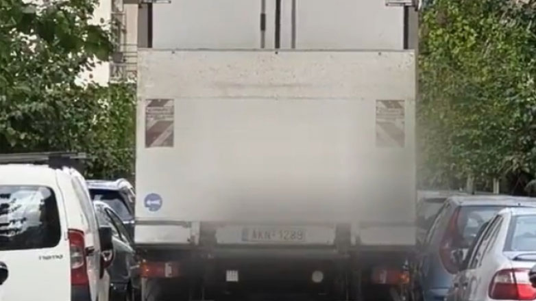 Εξάρχεια: Φθορές προκλήθηκαν από φορτηγό που έχει κολλήσει στην οδό Καλλιδρομίου