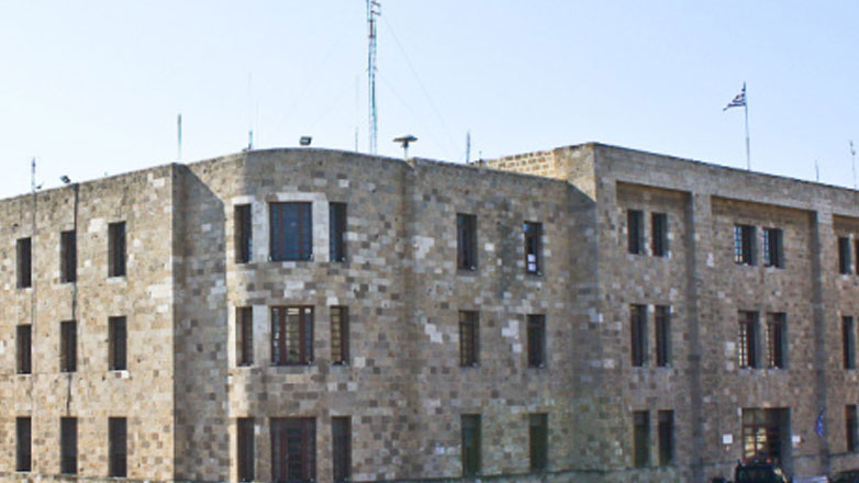Πήγε με μπιτόνι βενζίνης να κάψει το Αστυνομικό Μέγαρο Ρόδου