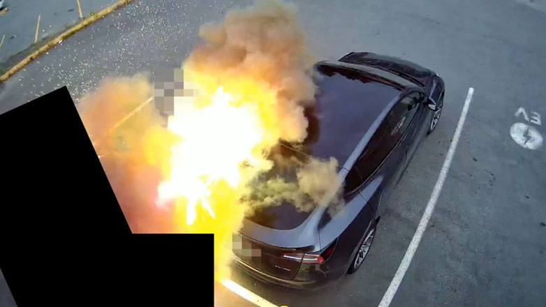 Η στιγμή που ταχυφορτιστής EV εκρήγνυται την ώρα που ο οδηγός συνδέει το αυτοκίνητο (Βίντεο)