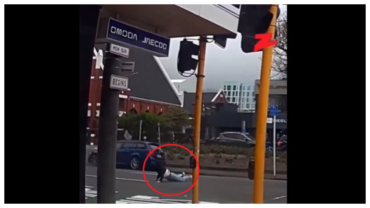 Βίντεο σοκ με σφοδρούς ανέμους να παρασύρουν πεζό