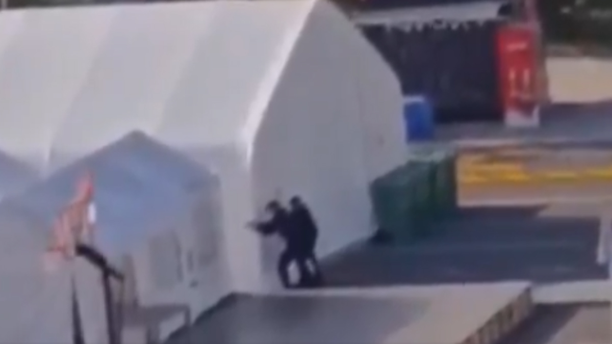 Πυροβολισμοί και πυρκαγιά έξω από το Κοινοβούλιο της Σερβίας