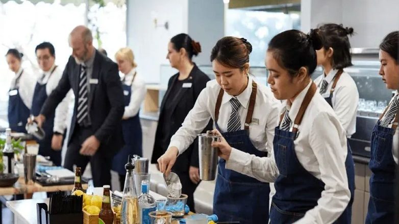 Τουρισμός χωρίς Έλληνες – Οι ξενοδόχοι ψάχνουν προσωπικό μέχρι την Ασία Τουρισμός χωρίς Έλληνες – Οι ξενοδόχοι ψάχνουν προσωπικό μέχρι την Ασία