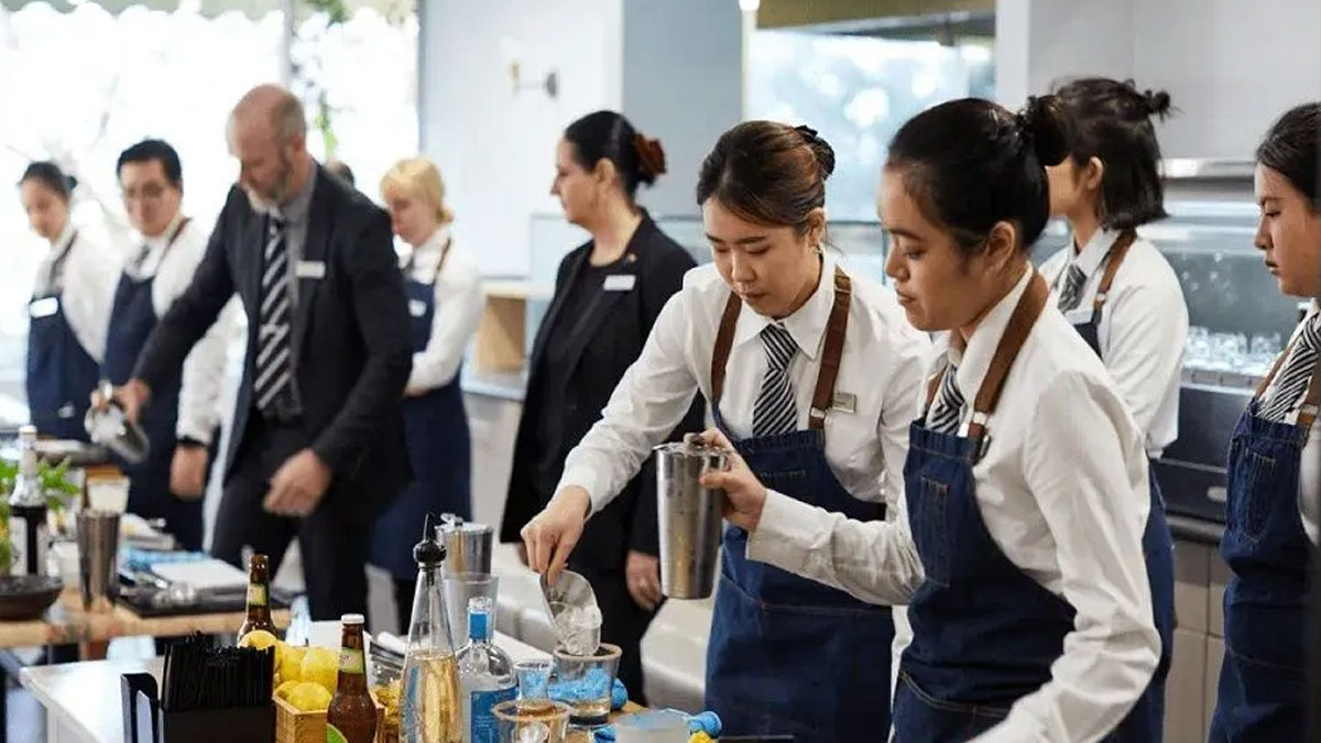 Τουρισμός χωρίς Έλληνες – Οι ξενοδόχοι ψάχνουν προσωπικό μέχρι την Ασία