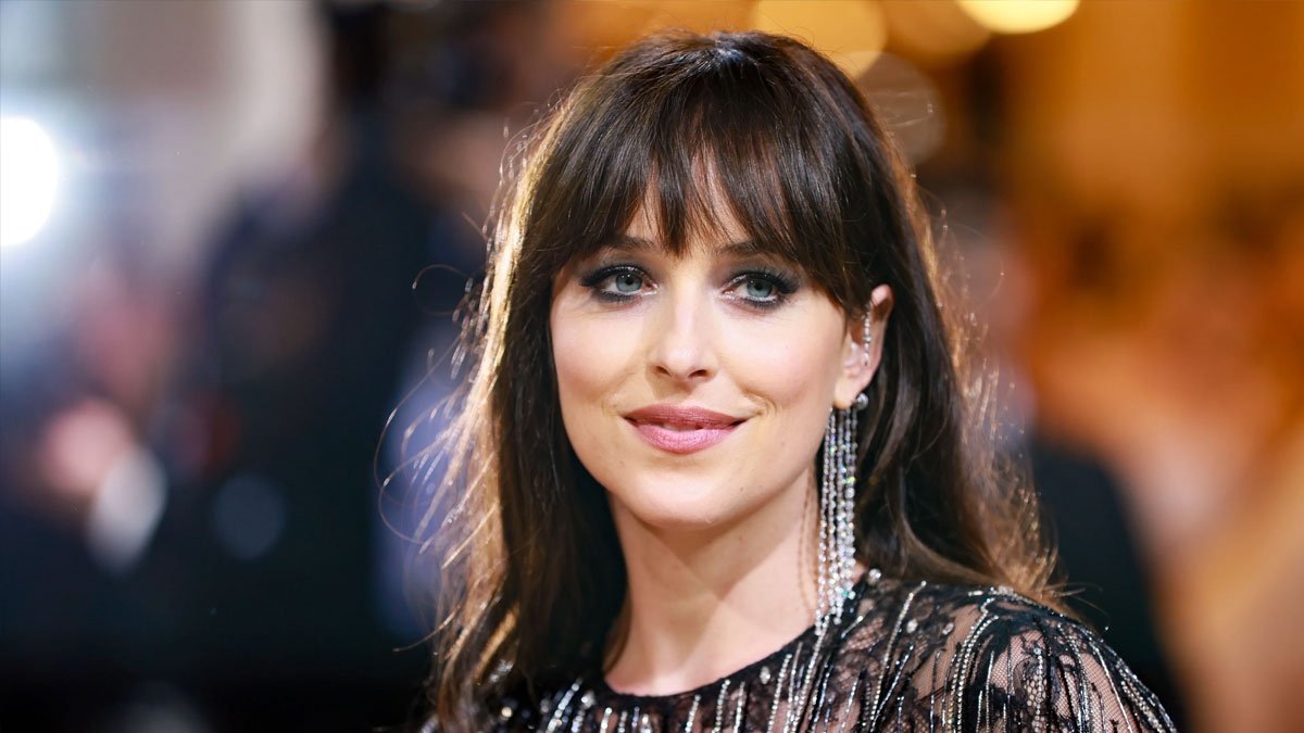 Dakota Johnson: Αποκαλύπτει πώς είναι να μεγαλώνεις στα φώτα της δημοσιότητας: «Ήταν πραγματικά τρομακτικό»