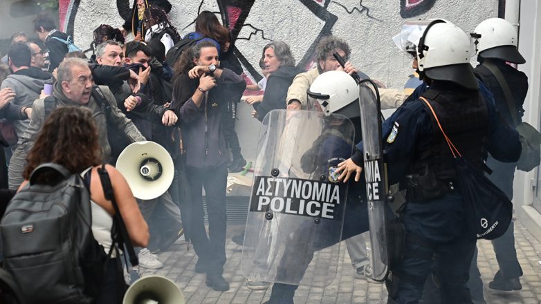 Χημικά κατά εκπαιδευτικών εκτόξευσε η Αστυνομία Χημικά κατά εκπαιδευτικών εκτόξευσε η Αστυνομία