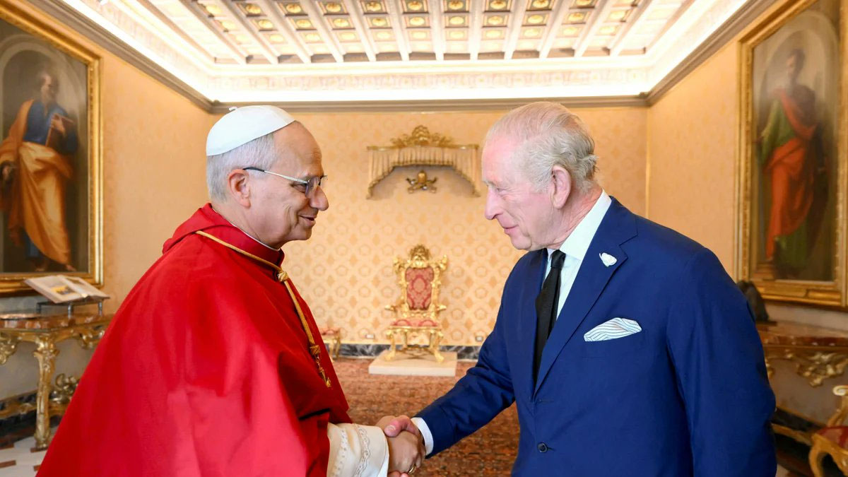 O βασιλιάς Κάρολος προσεύχεται δημοσίως μαζί με τον Πάπα Λέοντα ΙΔ’ στο Βατικανό