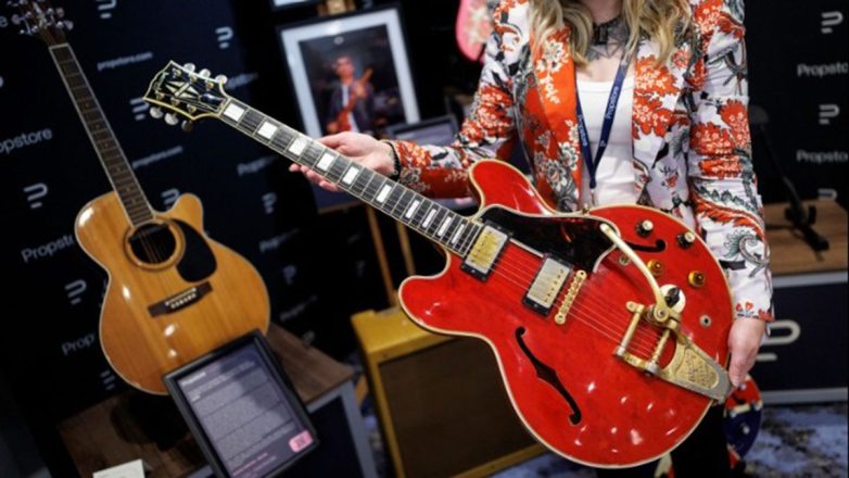 Λονδίνο: Η σπασμένη κιθάρα του Νόελ Γκάλαχερ των Oasis πουλήθηκε 332.000 ευρώ Λονδίνο: Η σπασμένη κιθάρα του Νόελ Γκάλαχερ των Oasis πουλήθηκε 332.000 ευρώ
