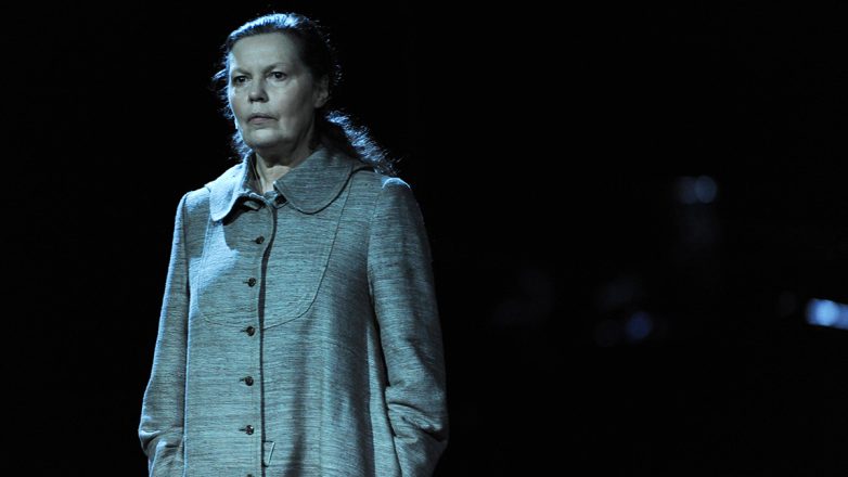 Το άπειρο του Νόιμαν επί σκηνής – Η Ρούλα Πατεράκη στήνει το Sillilab στη νέα παραγωγή του ΚΘΒΕ