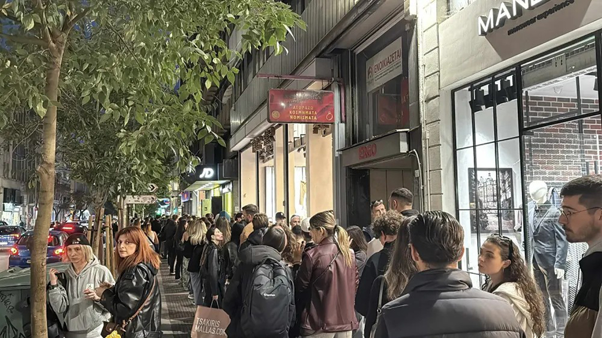 ΛΕΞ: Ουρές στη Θεσσαλονίκη για το νέο καπέλο του δημοφιλή ράπερ