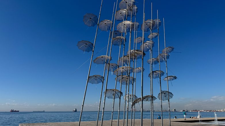 Θεσσαλονίκη: «Ξενιτεύτηκαν» για επισκευή οι «Ομπρέλες» του Ζογγολόπουλου Θεσσαλονίκη: «Ξενιτεύτηκαν» για επισκευή οι «Ομπρέλες» του Ζογγολόπουλου