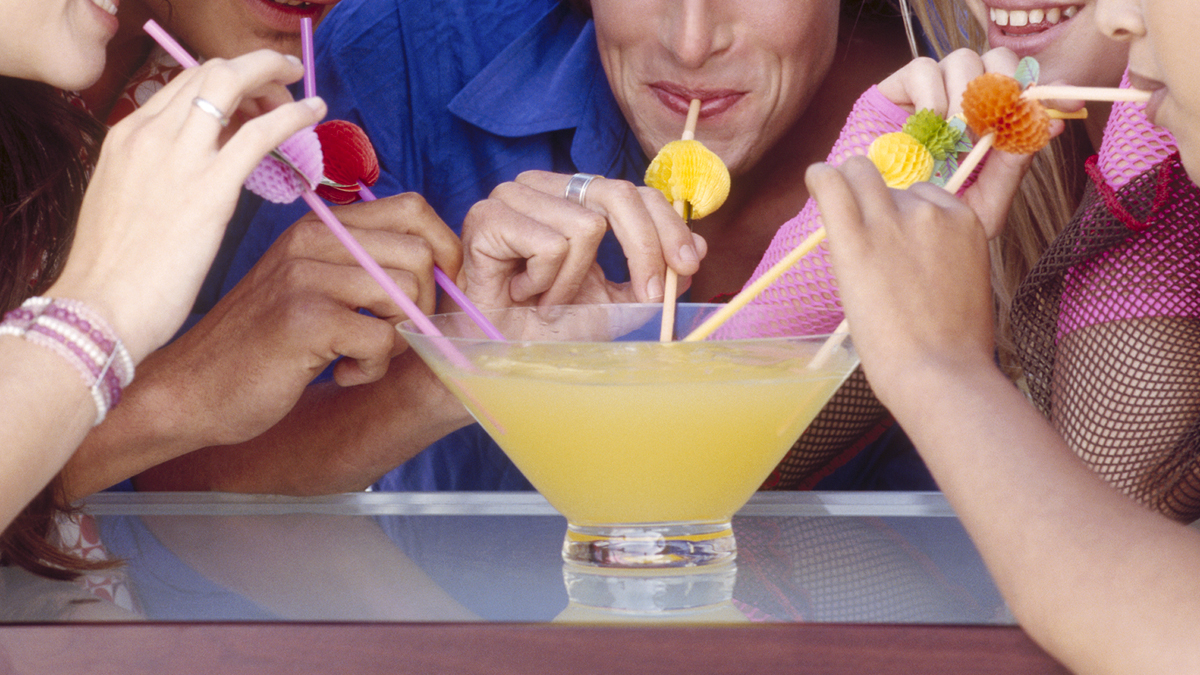 Συναγερμός για τον θάνατο της 16χρονης – Πάνω από 140 δικογραφίες για πώληση αλκοόλ σε ανηλίκους