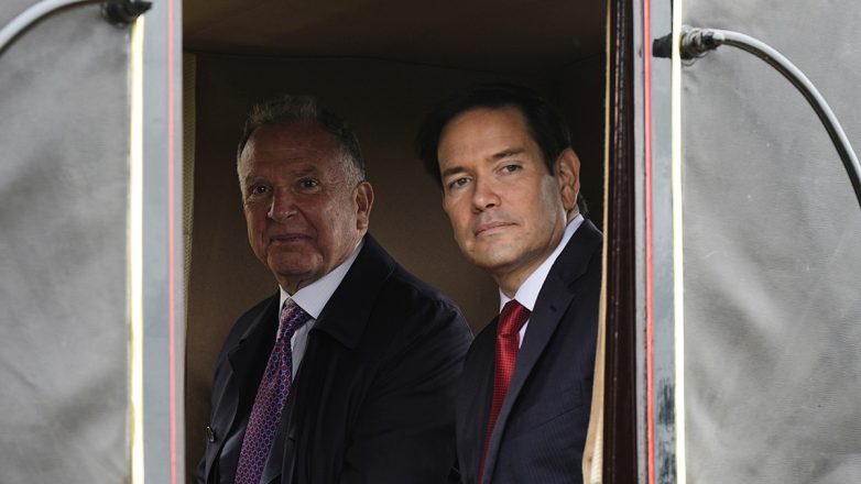 Bloomberg: House of Cards στην πίσω αυλή του Τραμπ