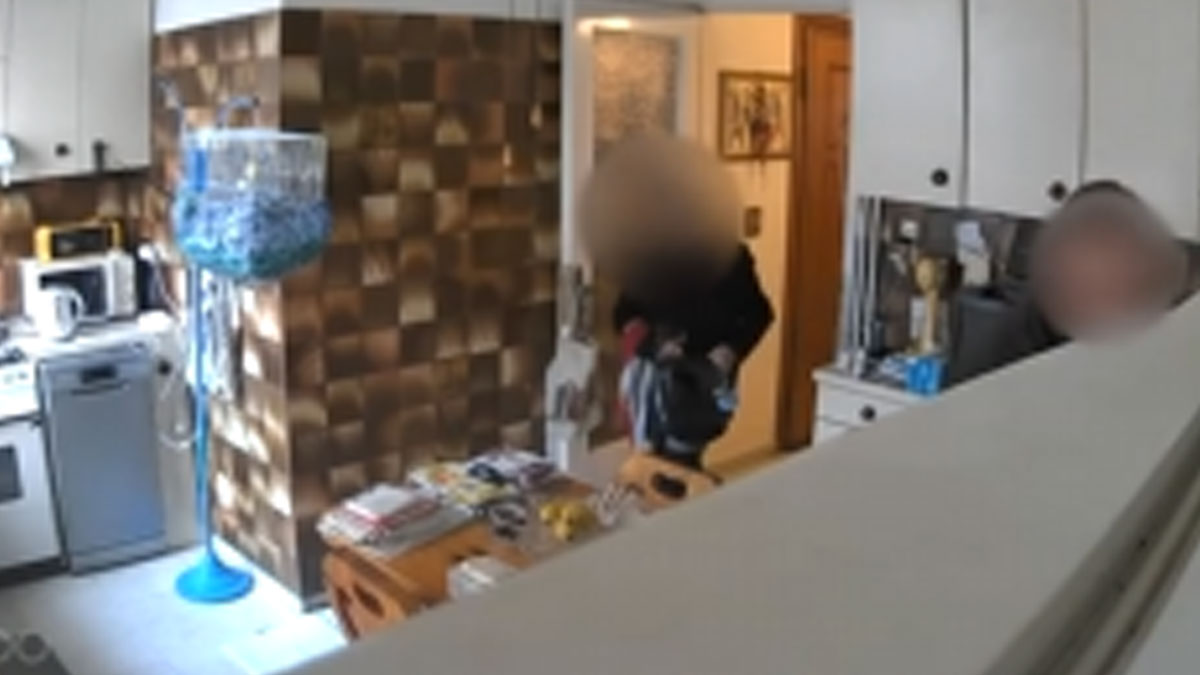 Καρέ-καρέ η δράση του «μαϊμού» υδραυλικού που εξαπατούσε ηλικιωμένους στην Αθήνα