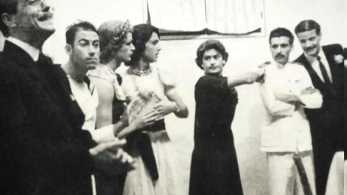 Φωτογραφία – ντοκουμέντο: O Θανάσης Βέγγος στη θεατρική παράσταση «Ο πειρασμός» το 1949 στη Μακρόνησο