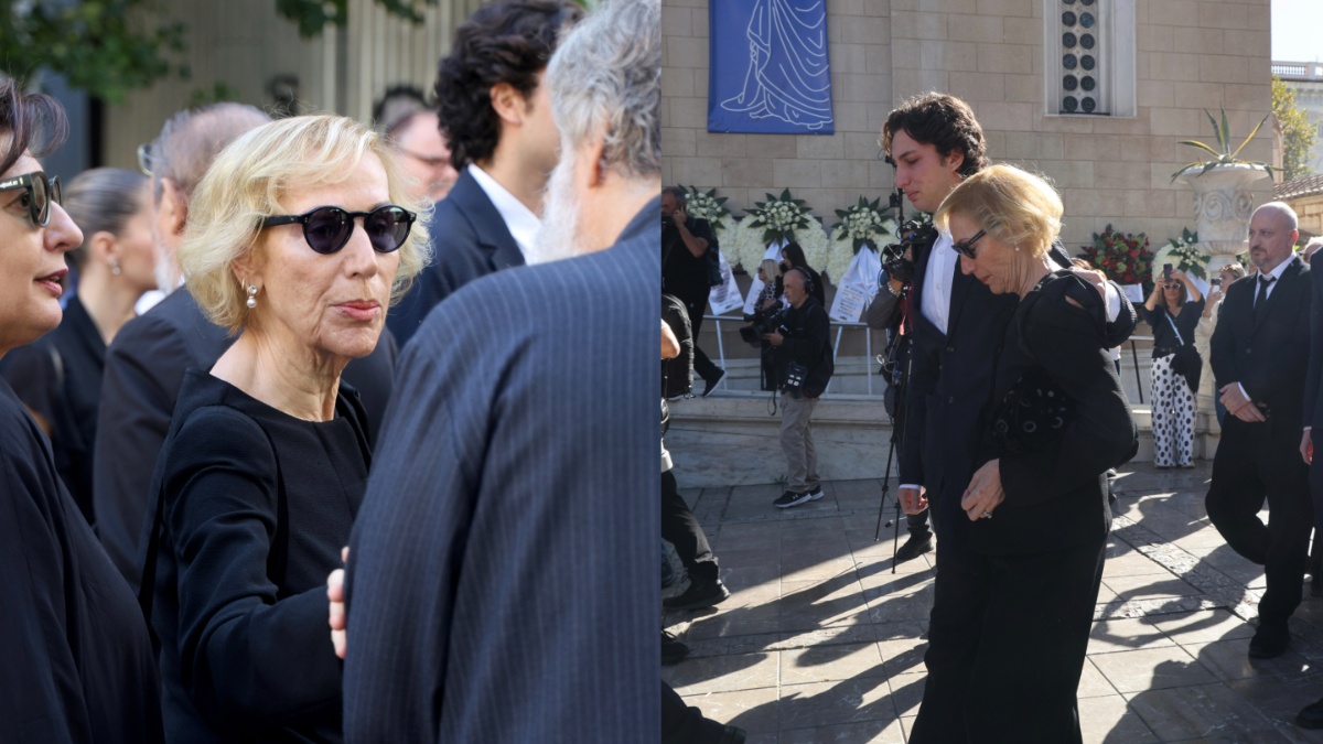 Κηδεία Διονύση Σαββόπουλου: Καταρρακωμένη η σύζυγός του, Άσπα Αραπίδου στη Μητρόπολη – Συνοδευόταν από το γιο της