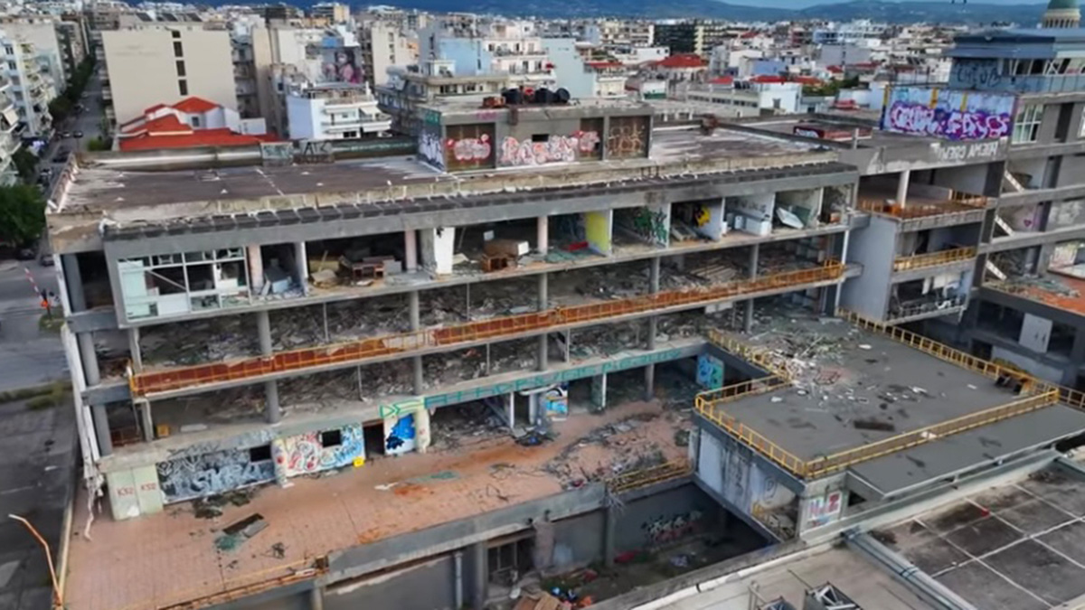 Το εγκαταλειμμένο κτήριο του Ο.Λ.Π.Α. στο παλιό λιμάνι της Πάτρας