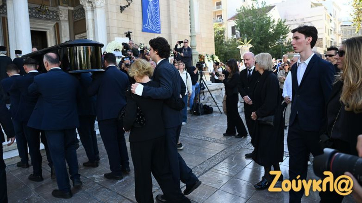 Με τη «Συννεφούλα» συνόδευσαν τον Νιόνιο, τραγουδώντας, οι φίλοι και οι συγγενείς