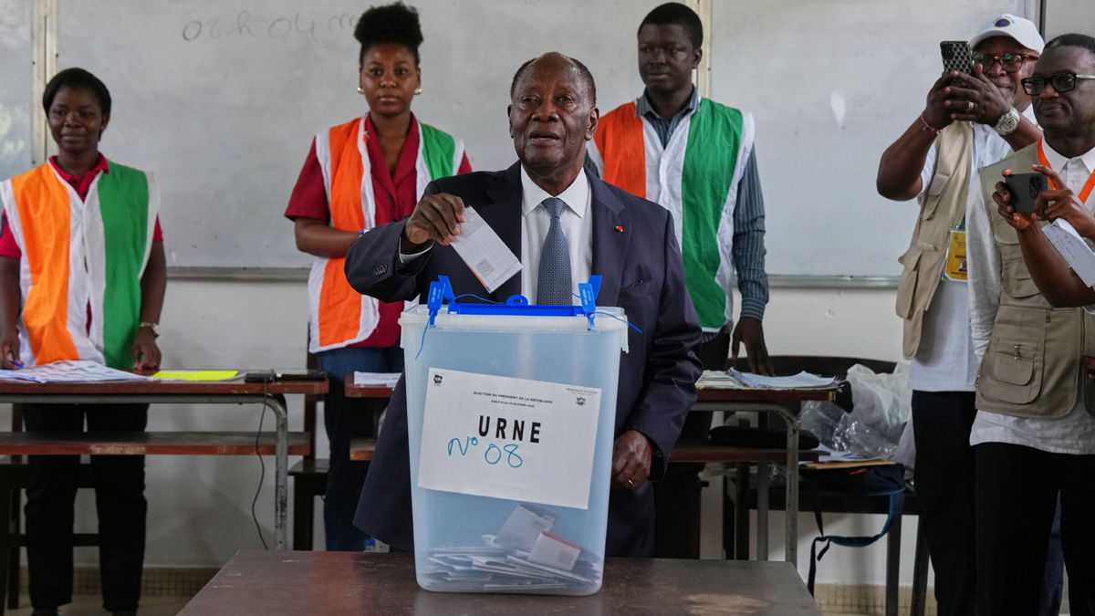 Ακτή Ελεφαντοστού: Ο Αλασάν Ουαταρά επανεκλέγεται πρόεδρος από τον πρώτο γύρο, σύμφωνα με τα πρώτα αποτελέσματα