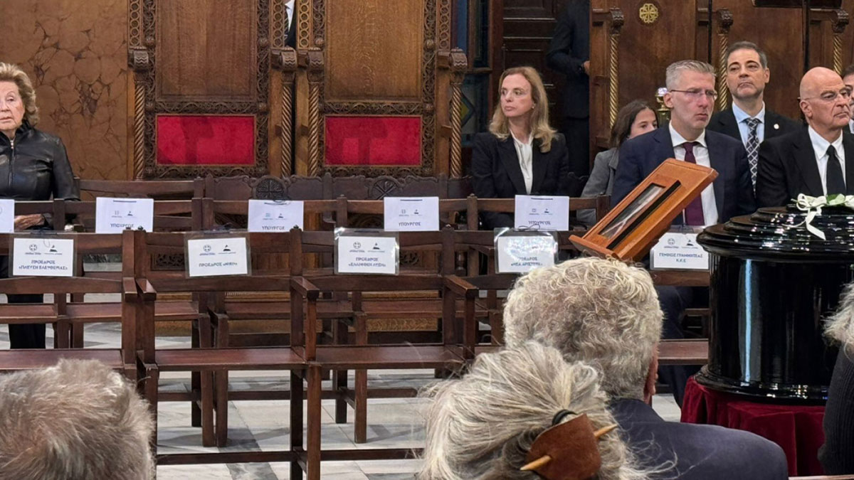 Απούσα η αντιπολίτευση από την κηδεία του Σαββόπουλου