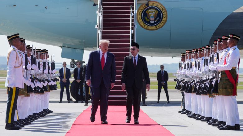 Έφτασε στη Μαλαισία ο Τραμπ