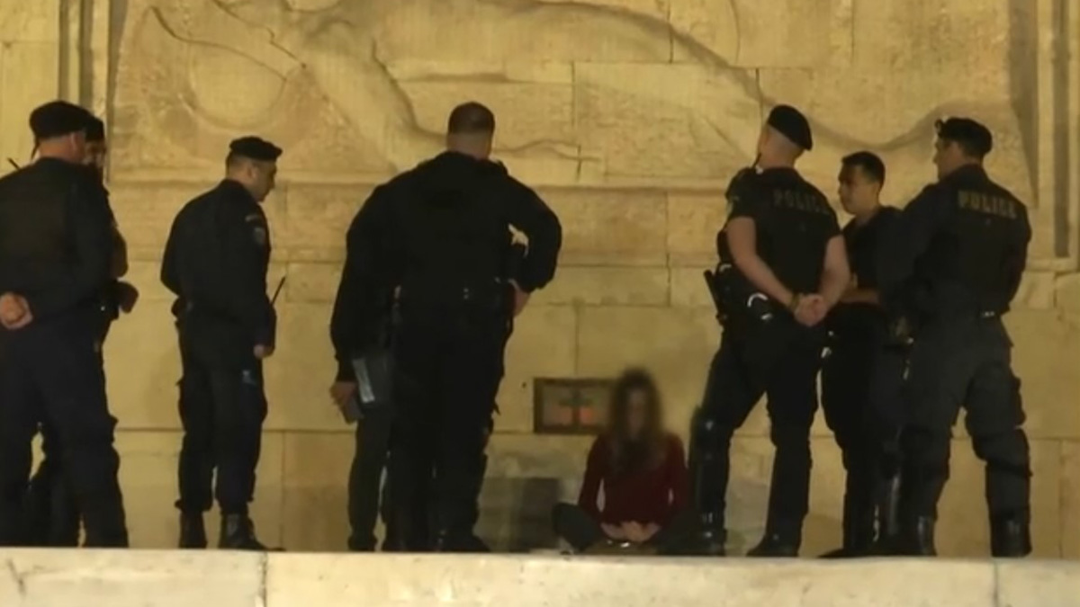 Απομάκρυναν γυναίκα που διαμαρτυρόταν μπροστά στο μνημείο του Άγνωστου Στρατιώτη