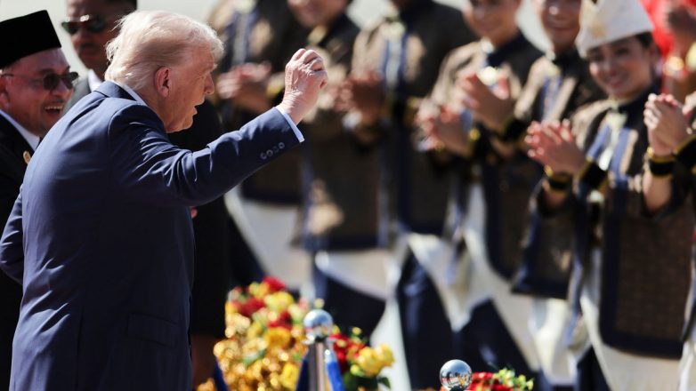 Εμπορικά deals, επενδύσεις και χοροί του Τραμπ στη Μαλαισία Εμπορικά deals, επενδύσεις και χοροί του Τραμπ στη Μαλαισία