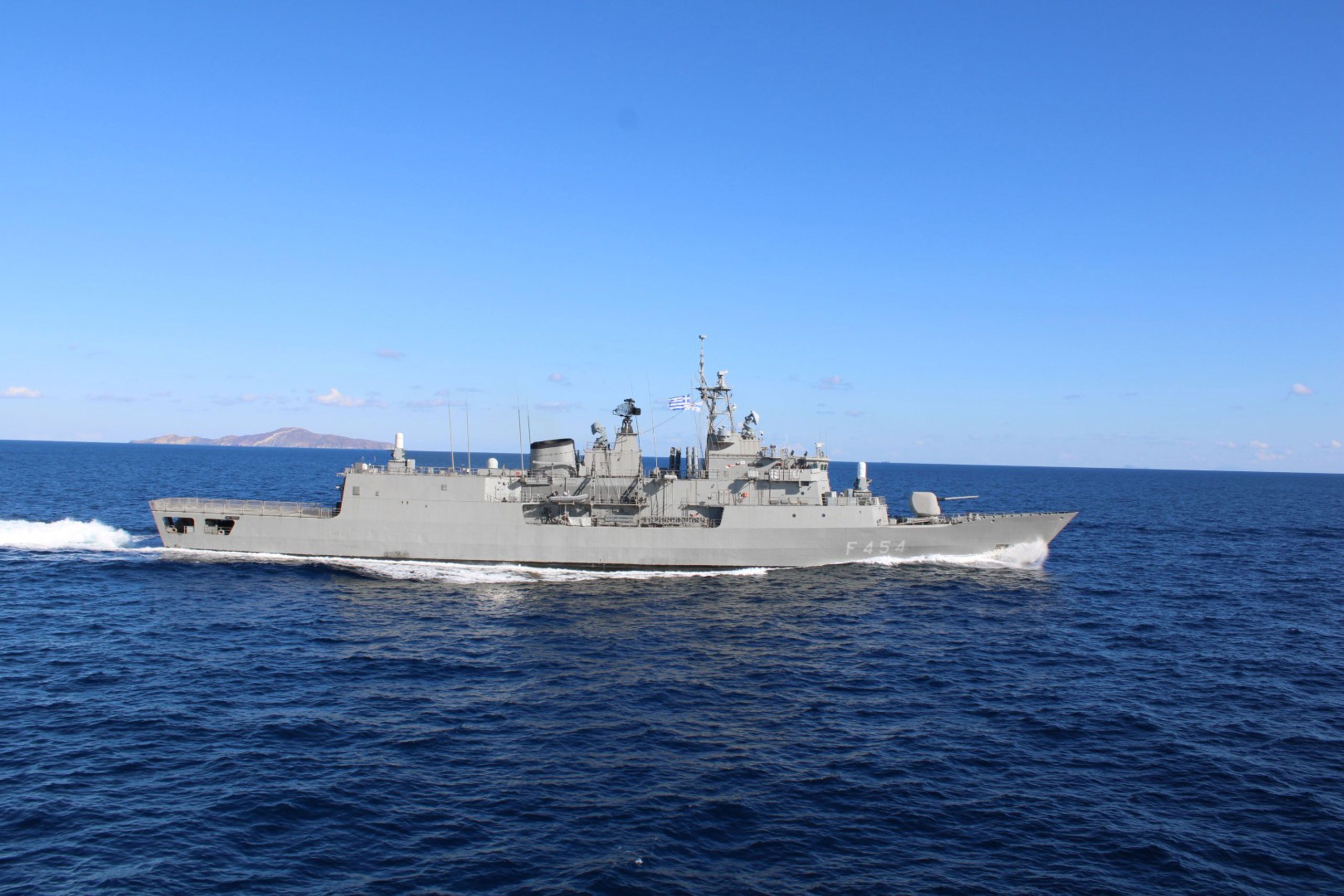 Συρροή κόσμου για να δει τα πλοία του Πολεμικού Ναυτικού