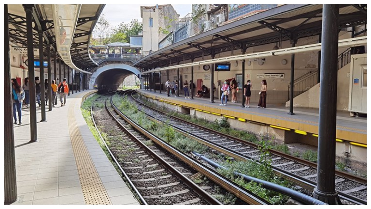 Διαχρονικές οι φθορές στο σταθμό ΗΣΑΠ στο Μοναστηράκι