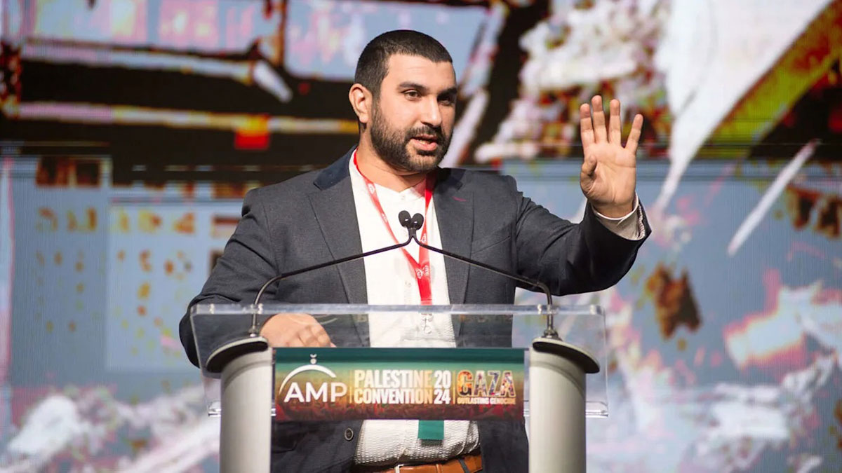 Οι ΗΠΑ απελαύνουν Βρετανό φιλοπαλαιστίνιο δημοσιογράφο υπό την πίεση του ισραηλινού λόμπι