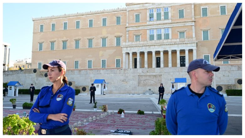 Ισχυρές αστυνομικές δυνάμεις στο Σύνταγμα στο Μνημείο του Άγνωστου Στρατιώτη Ισχυρές αστυνομικές δυνάμεις στο Σύνταγμα στο Μνημείο του Άγνωστου Στρατιώτη