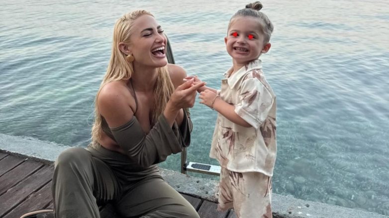 Ιωάννα Τούνη: Παρακολούθησε την στρατιωτική παρέλαση της Θεσσαλονίκης μαζί με το γιο της, Πάρη – Βίντεο Ιωάννα Τούνη: Παρακολούθησε την στρατιωτική παρέλαση της Θεσσαλονίκης μαζί με το γιο της, Πάρη – Βίντεο