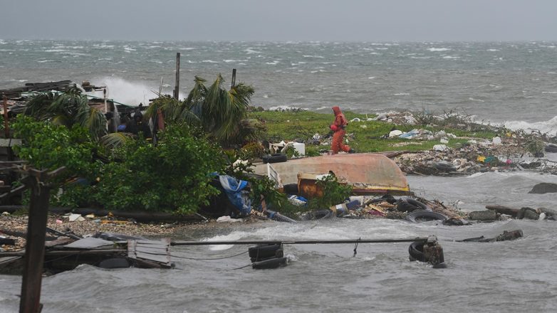 Ο τυφώνας του αιώνα «Μελίσσα» σφυροκοπά την πρωτεύουσα της Τζαμάικα