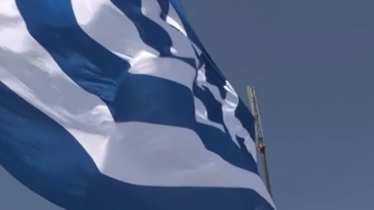 Σημαία 1.440 τ.μ. υψώθηκε για 10η χρονιά στην Κρήτη, ανήμερα της Εθνικής Επετείου