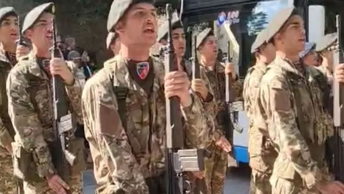 Βίντεο: Στρατιώτες τραγουδούν τον Εθνικό Ύμνο