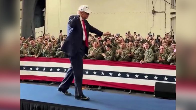 Ο Ντόναλντ Τραμπ έκλεψε και πάλι την … παράσταση, χορεύοντας πάνω στο αεροπλανοφόρο «USS George Washington»