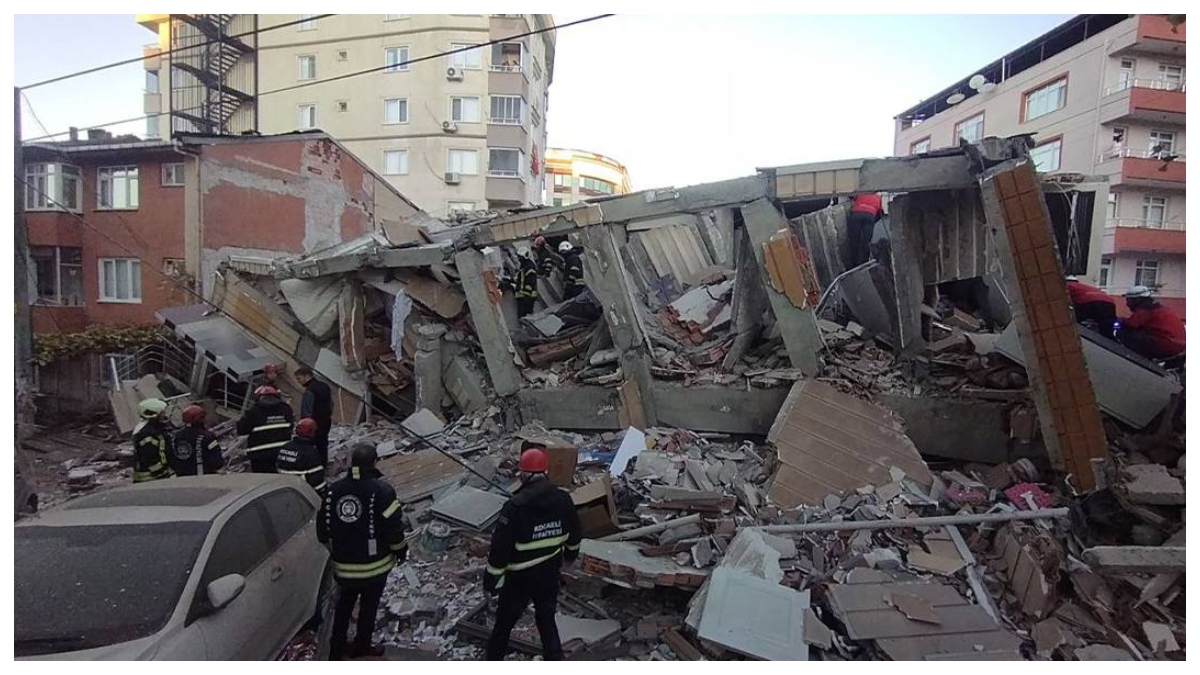 Κατάρρευση εξαώροφου κτηρίου στην Τουρκία
