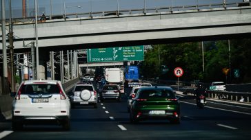 Μεγάλες καθυστερήσεις στην Αττική Οδό – Έπεσε τσιμέντο στο οδόστρωμα