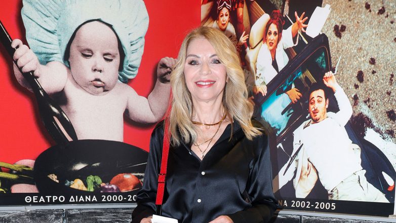 Έλλη Στάη: Με κομψό total black look στην επίσημη πρεμιέρα της παράστασης «Απόρρητο»