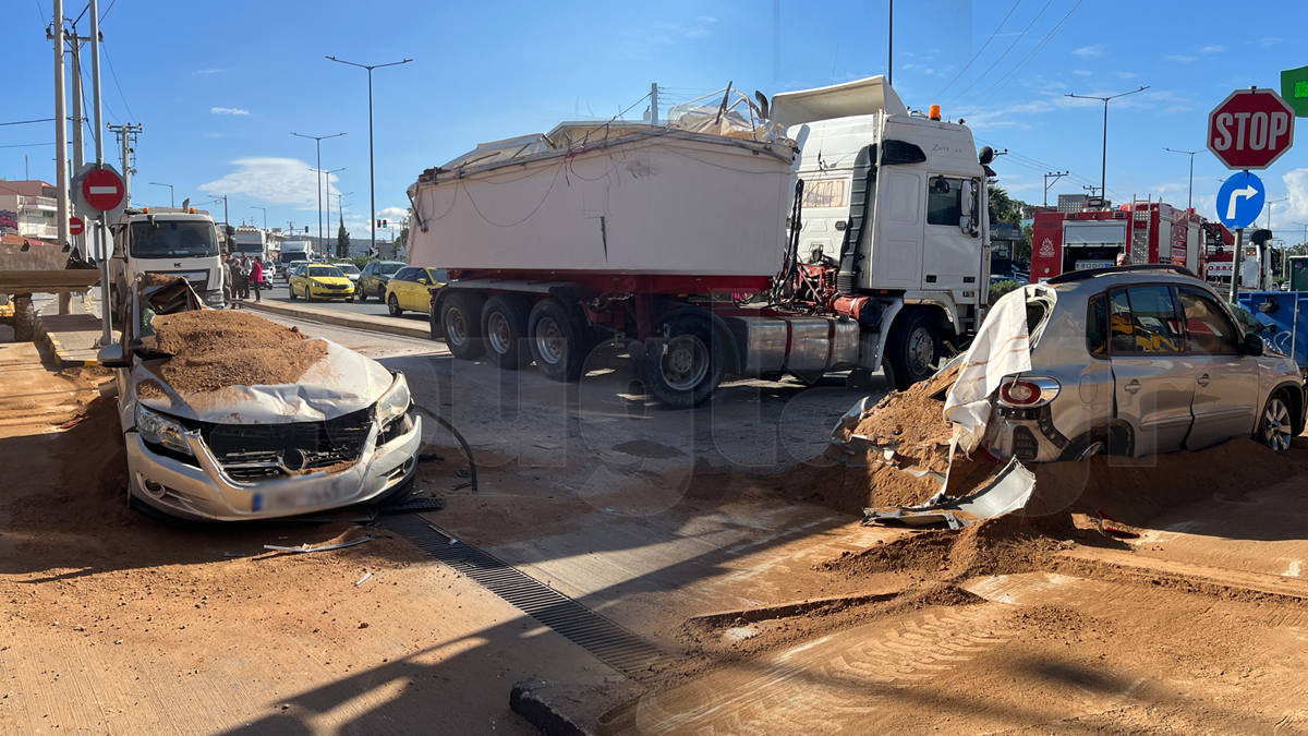 Σοβαρό τροχαίο με ανατροπή νταλίκας στη Βάρης – Κορωπίου