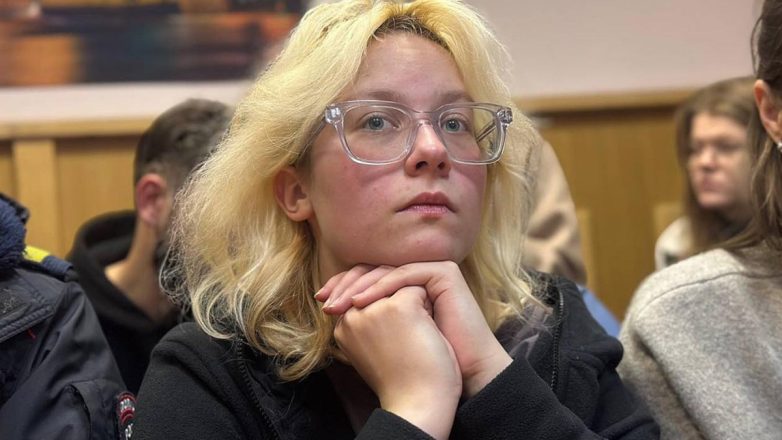 Ρωσία: Η 18χρονη μουσικός «Ναόκο» καταδικάστηκε σε επιπλέον 13 ημέρες φυλάκιση για τα αντιπολεμικά της τραγούδια Ρωσία: Η 18χρονη μουσικός «Ναόκο» καταδικάστηκε σε επιπλέον 13 ημέρες φυλάκιση για τα αντιπολεμικά της τραγούδια