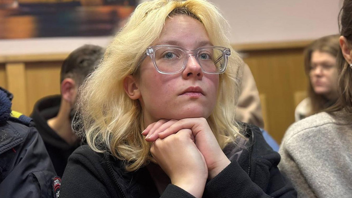 Ρωσία: Η 18χρονη μουσικός «Ναόκο» καταδικάστηκε σε επιπλέον 13 ημέρες φυλάκιση για τα αντιπολεμικά της τραγούδια