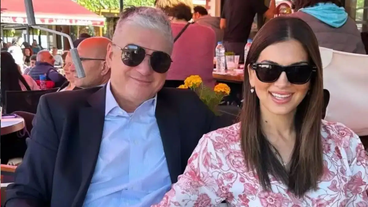 Σταματίνα Τσιμτσιλή: Σε ταβέρνα στην Αρτέμιδα με τον σύζυγό της και τους συνεργάτες της