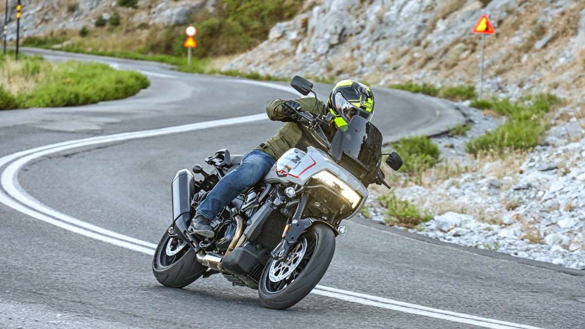 H Harley Davidson Pan America 1250 ST στο video της οδήγησής της στη Δίρφυ