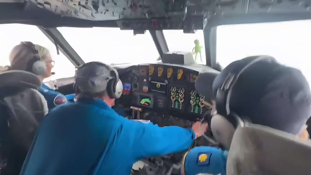 Η αγωνιώδης προσπάθεια των πιλότων να κρατήσουν το αεροσκάφος, που πέταξε στο «μάτι» του τυφώνα