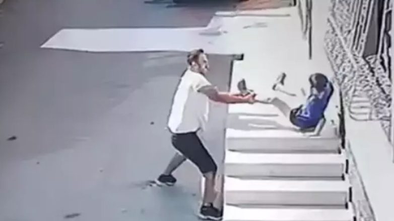 Βίντεο: Άνδρας αρπάζει και πετάει παιδάκι από ύψος Βίντεο: Άνδρας αρπάζει και πετάει παιδάκι από ύψος