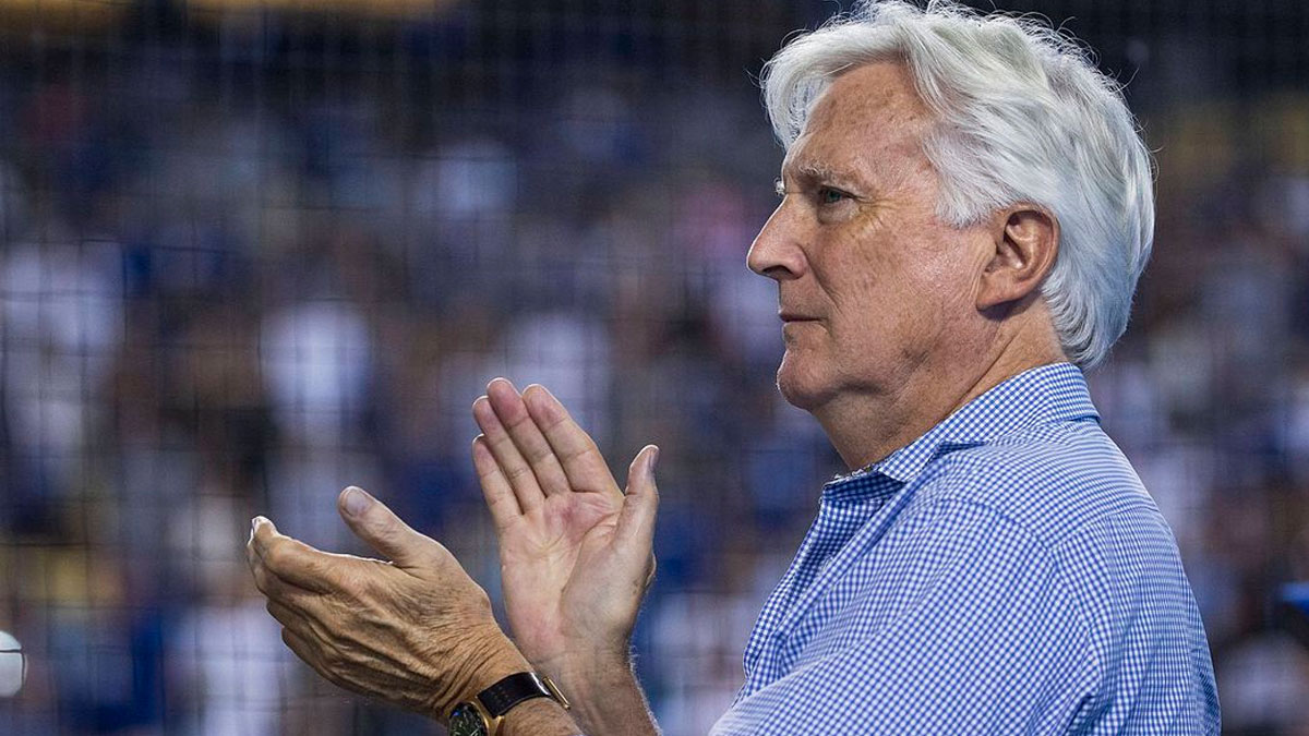 Ο Μαρκ Γουόλτερ αποκτά τον έλεγχο των Λος Άντζελες Λέικερς