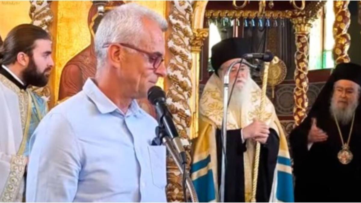 Πώς απάντησε ο εκπαιδευτικός που δέχτηκε επίθεση για το ντύσιμό του σε εκκλησία