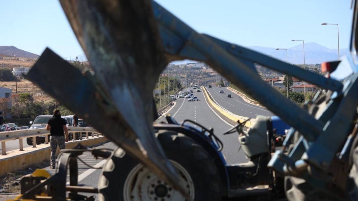 Τρίτη ημέρα στα οδοφράγματα αγρότες και κτηνοτρόφοι στην Κρήτη